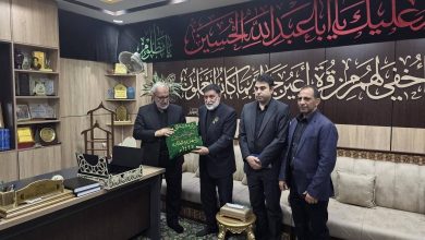 اهدای پرچم گنبد حرم مطهر امام حسین